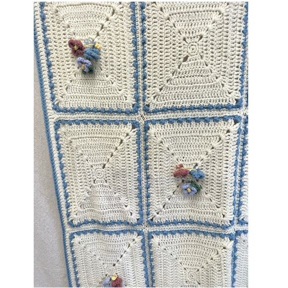 Vintage hand crochet knit cottagecore 3D flower accent throw blanket grannycore - Picture 4 of 16